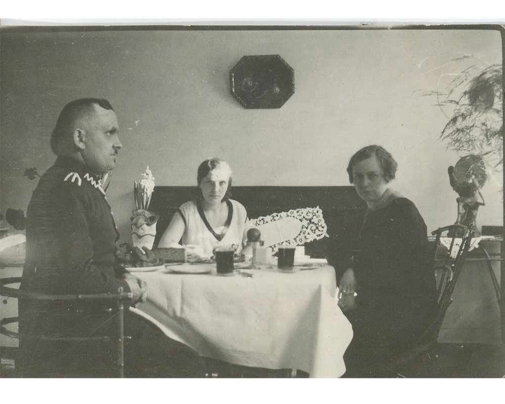 Przy stole siedzące trzy osoby: dwie kobiety oraz mężczyzna Walenty Wójcik.