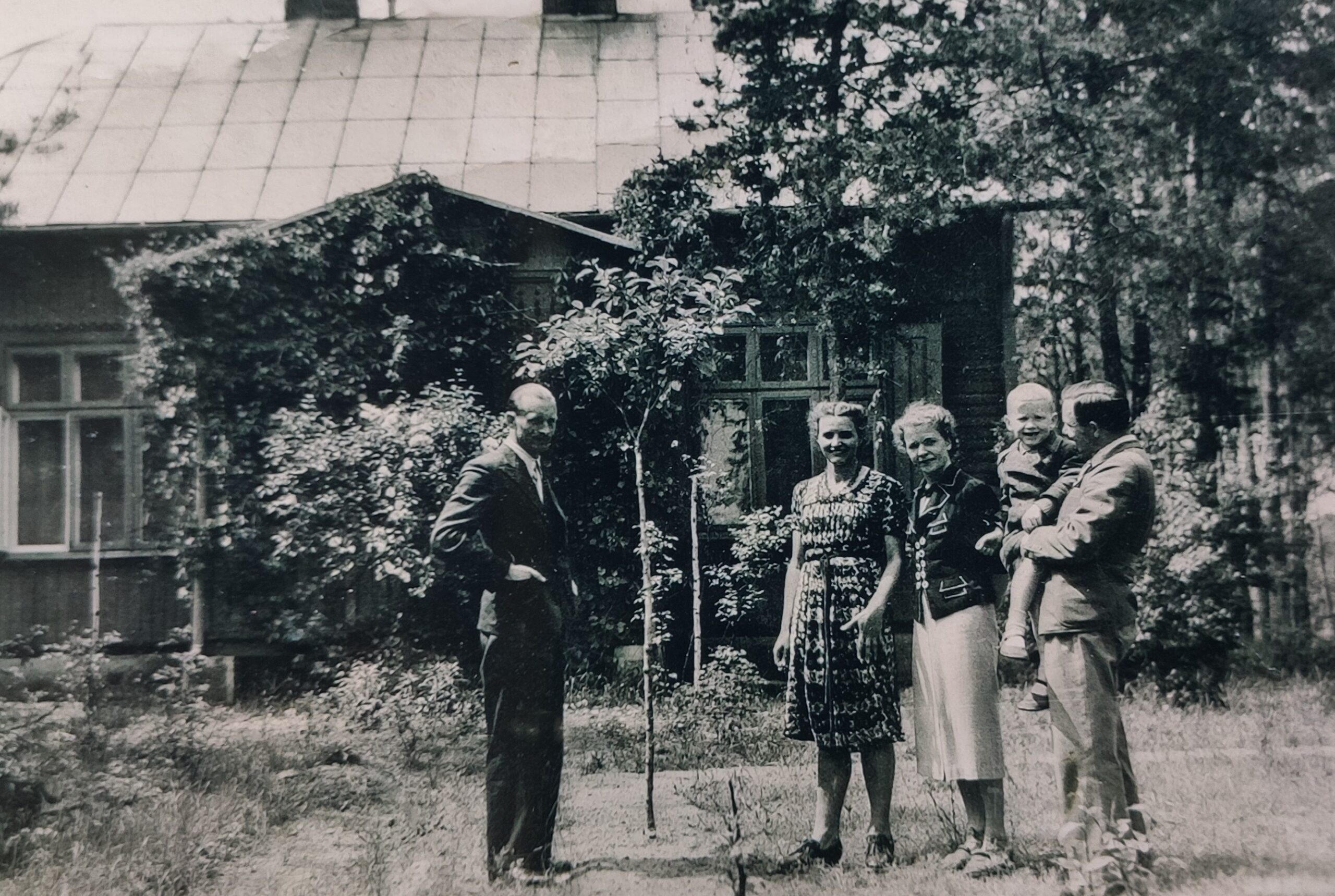 Andrzej Gilewski z rodzicami i ich znajomymi przed willą Batorówka. Sulejówek, ok. 1943 r.