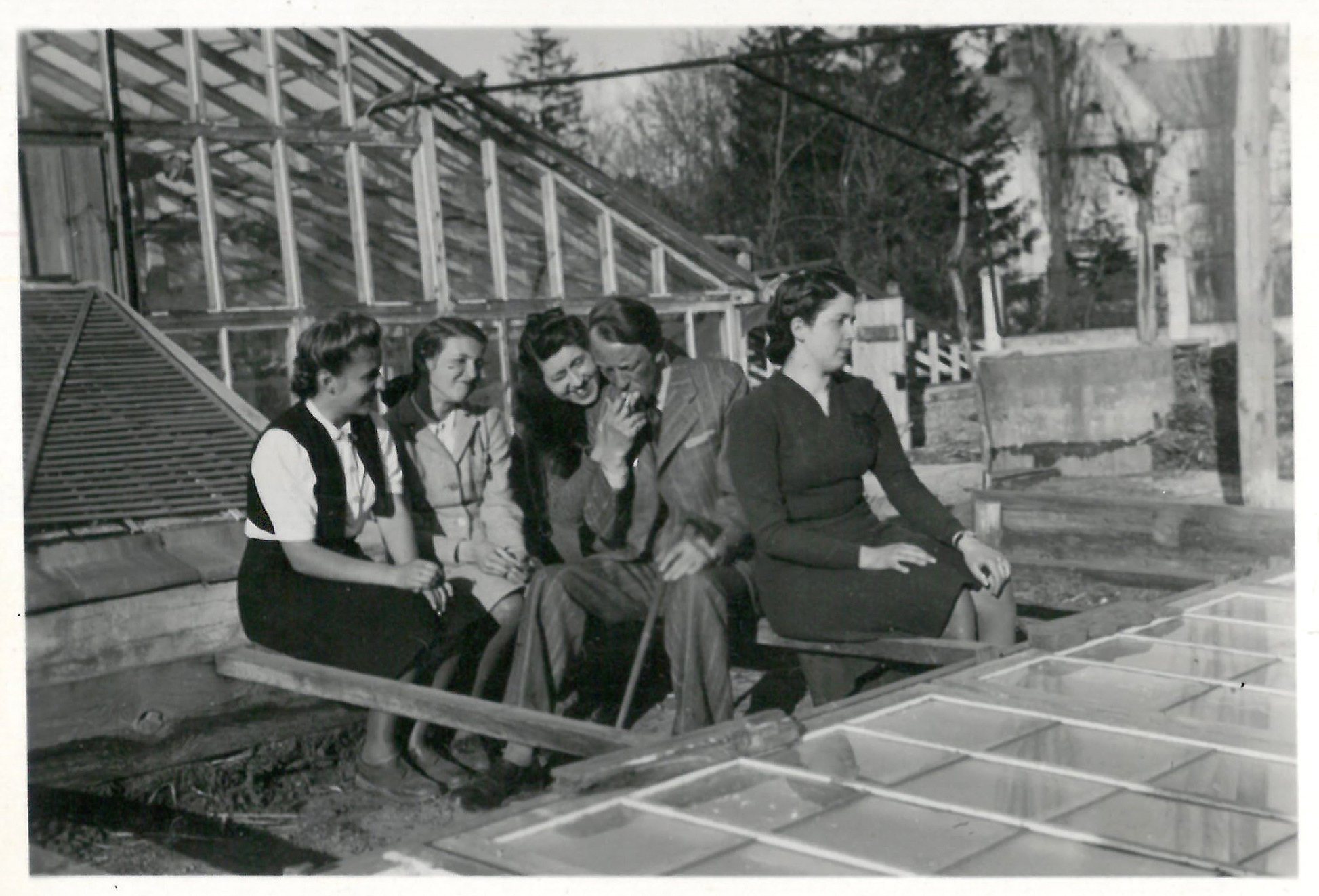 Sulejówek, szklarnie, druga od lewej Irena Grembowska, z papierosem - Witold Grembowski