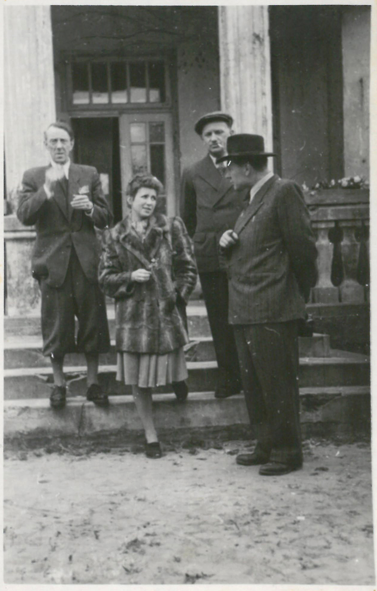Sulejówek, Willa Gawella, od lewej Witold Grembowski, Irena Grembowska, NN, Hipolit Anders NN.