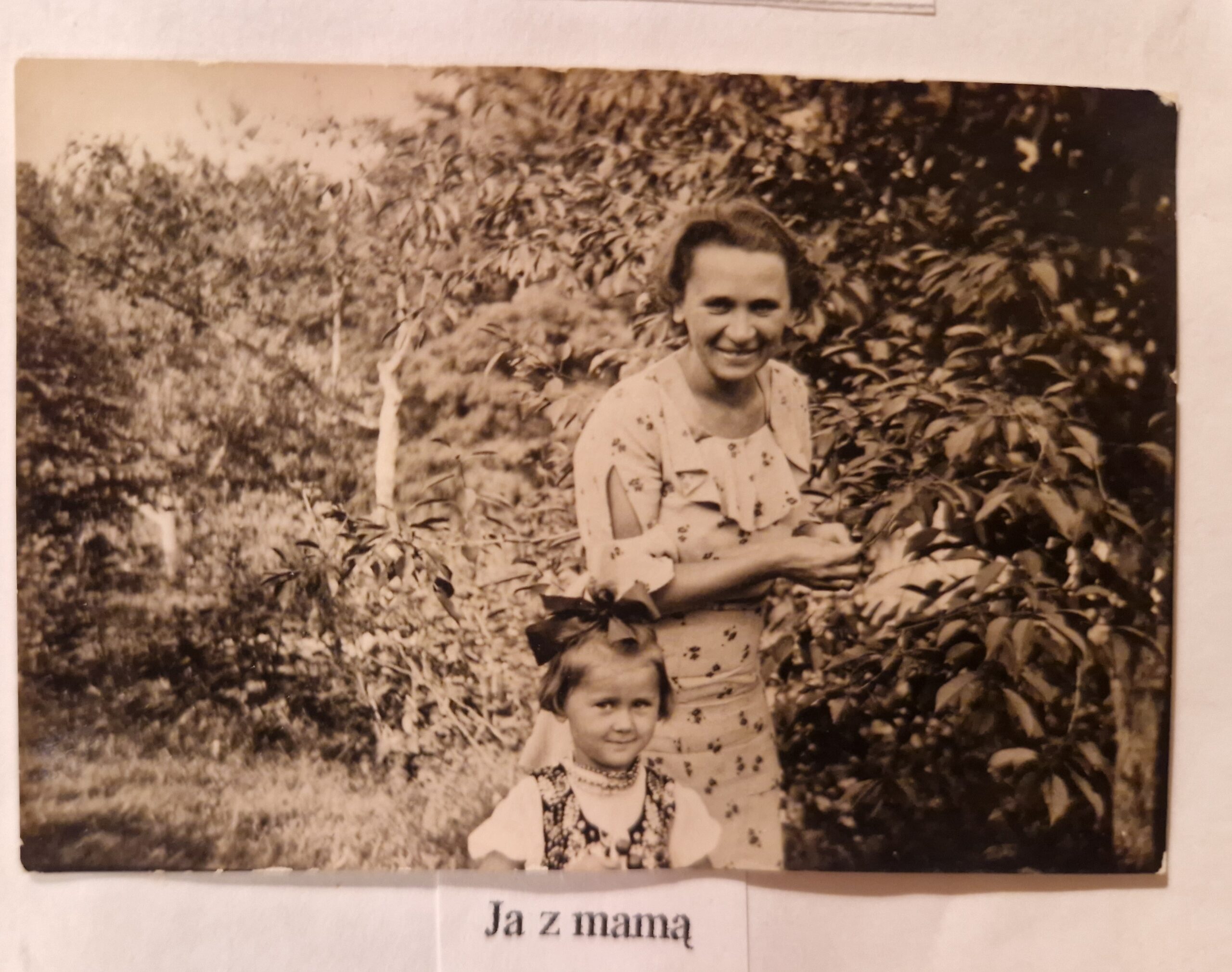 Anna Basara z mamą w ogrodzie