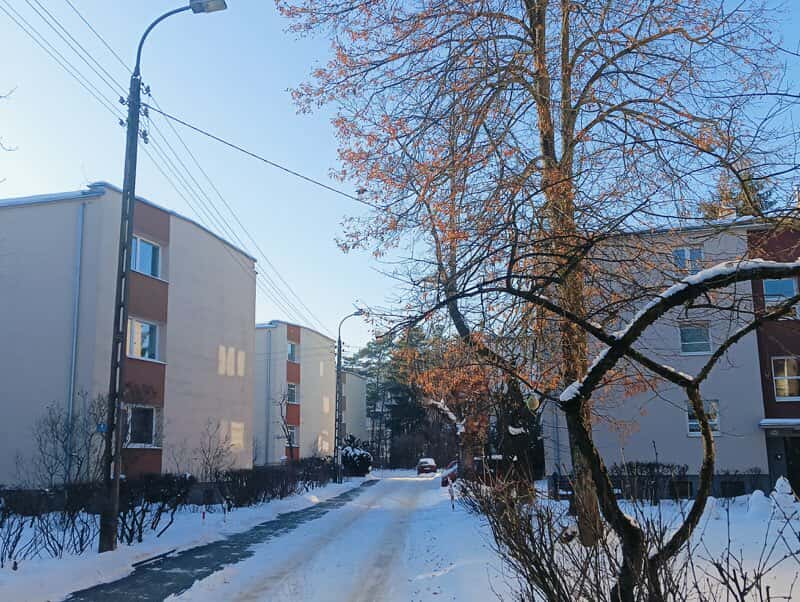 Zaśnieżone bloki na osiedlu Idzikowskiego w Sulejówku